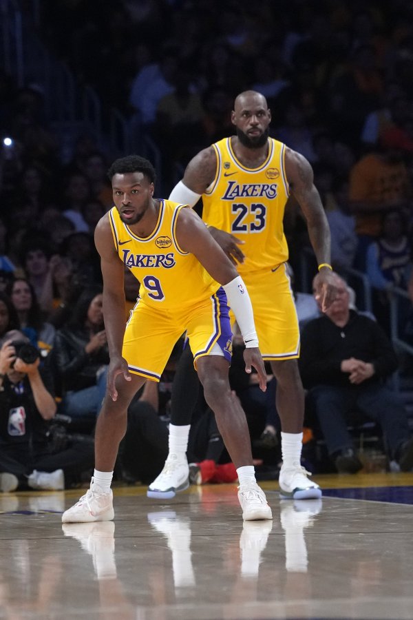 开户网站 系列赛詹姆斯和布朗尼同场时 湖人进攻效率125.9&净效率+29.6